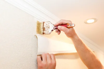 Pose de papier peint à Diou — revêtements muraux et toiles de verre